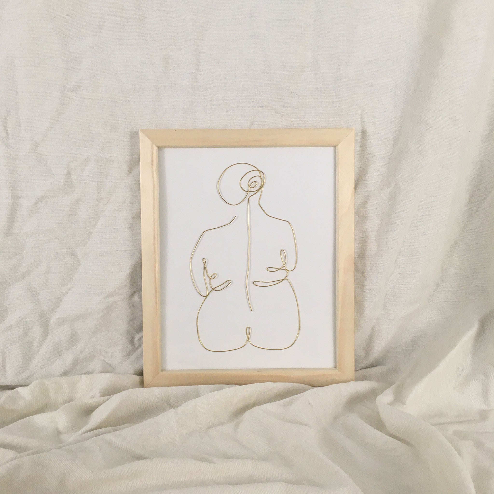 Lounge wire art - natural frame gold wire