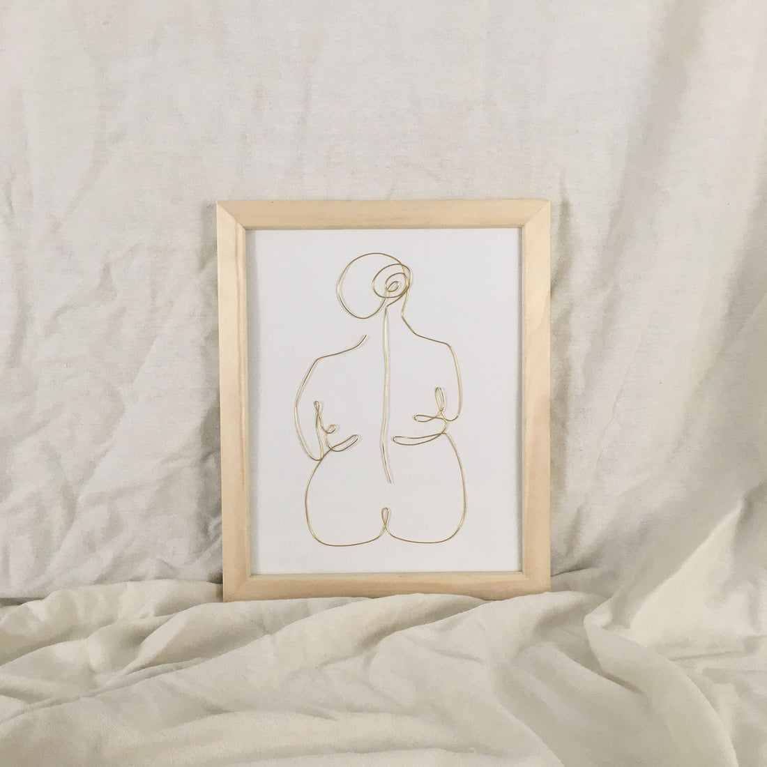 Lounge wire art - natural frame gold wire